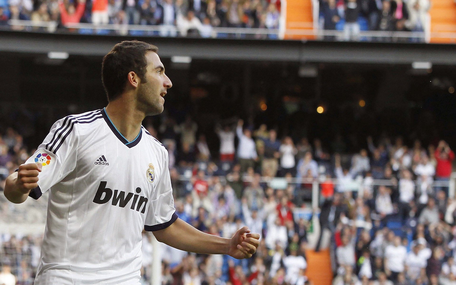 中国足球联赛赛后采访中的球员情绪管理方式，足球队员采访